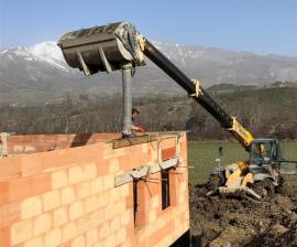 Construction d'une maison en briques monomur, à Manteyer
